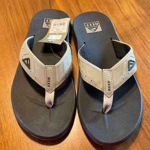 Never worn men’s reef flip flops
